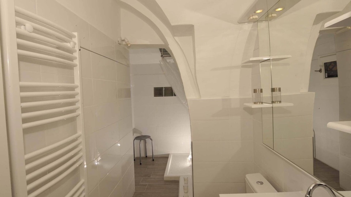 Old Town Apartment | Flat renovated, center, near flowermarket, calme, 60m beach, next to the Opera