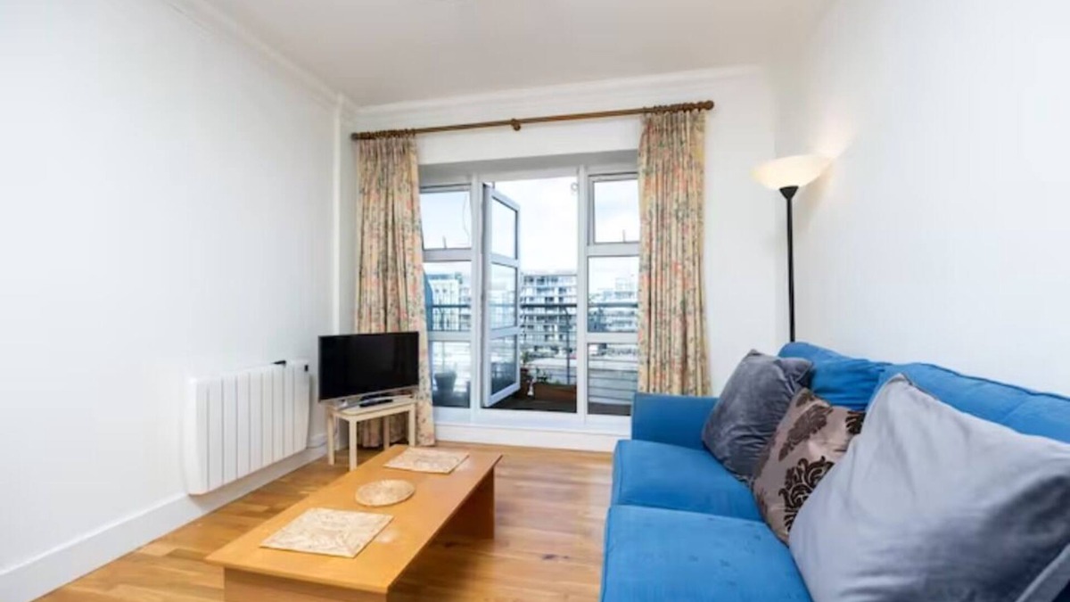 Grand Canal Dock Apartment | Flat w/Balcony & Canal view - 4min to station