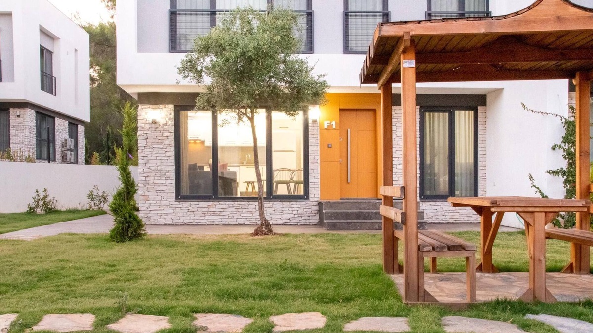 Milas Apartment | Flat w Spacious Garden 5 min to Beach in Milas