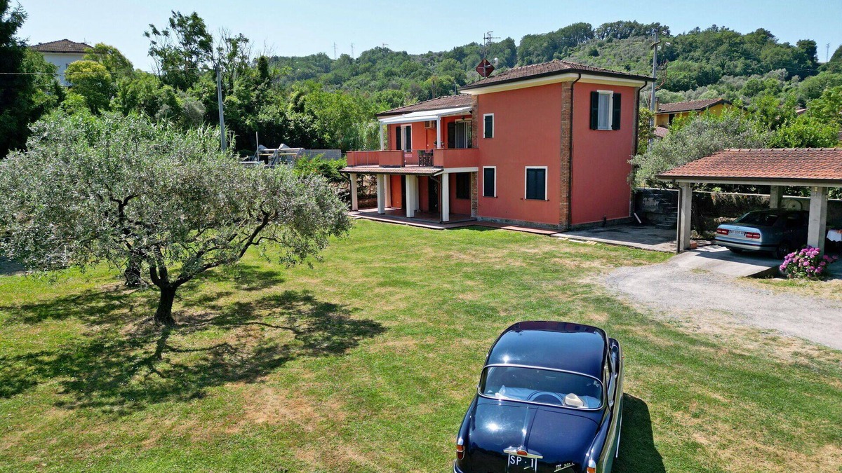Aulla Apartment | Flat with garden, terrace, wifi and a/c