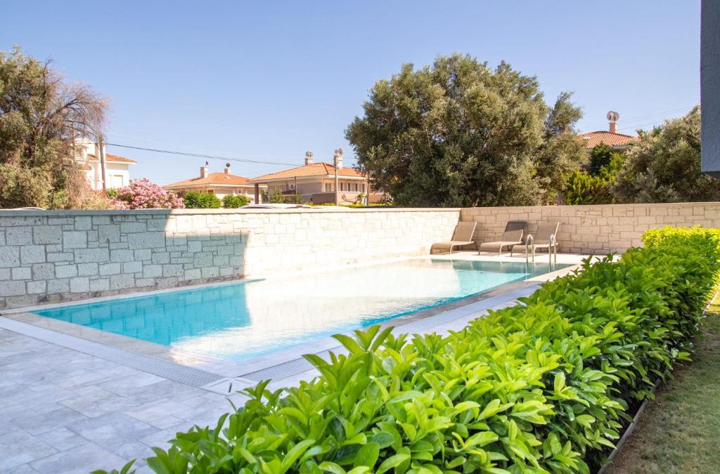 Altınyunus Mahallesi Apartment | Flat with Shared Pool Close to the Beach in Cesme