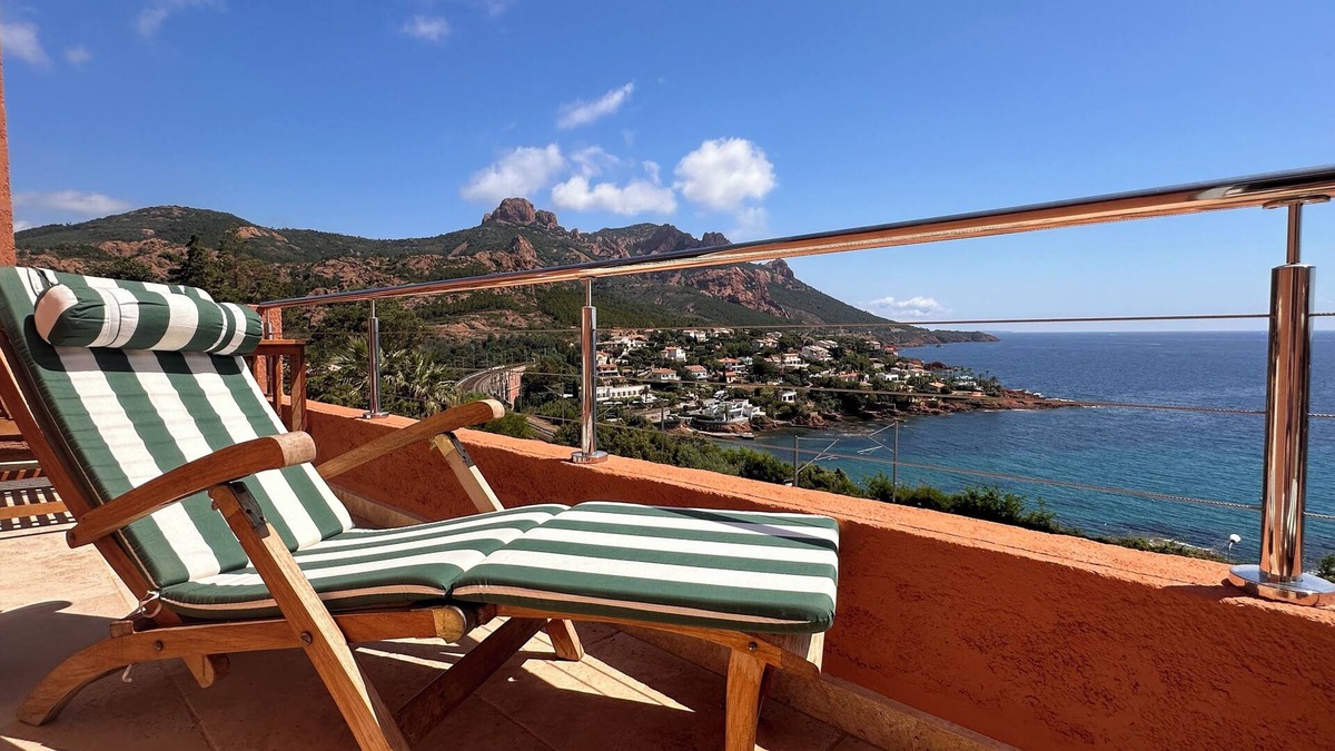 Antheor Apartment | Flat with stunning sea views for 4 people