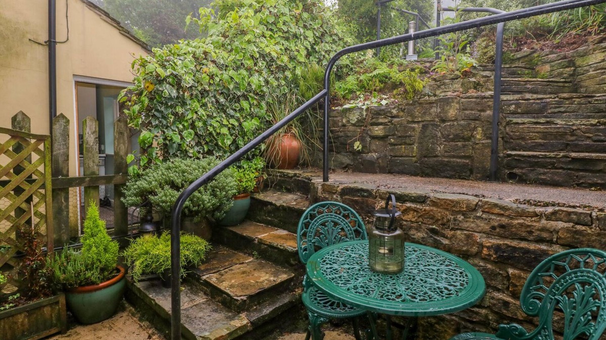 Holmfirth Cottage | FLEECE COTTAGE, pet friendly, with a garden in Holme, West Yorkshire