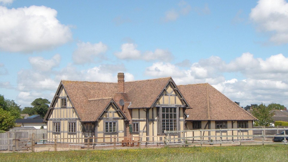 Wesham House | FLETCHERS HALL LYTHAM HEATED COVERED POOL&HOT TUB, 6 HOLE FOOTBALL GOLF&TENNIS
