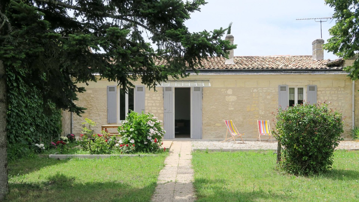Carbon-Blanc House | FLEURETTE house sleeps 9 near BORDEAUX