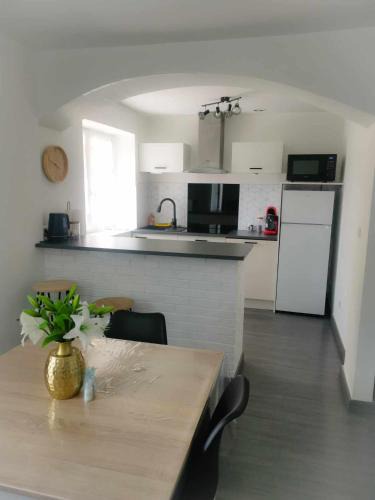Saint-Germain-Lespinasse Apartment | Fleurs de Lys