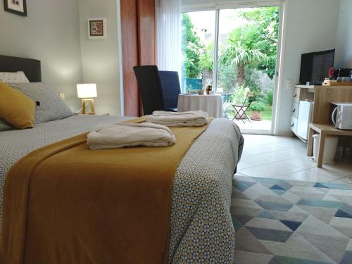 Albi Bed & Breakfast | Fleurs de Cosmos