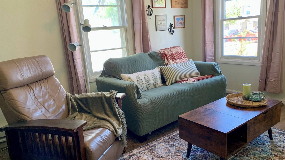 American Falls Cottage | Flexible Stay, Covered Parking, Workspace, King Bed, Pet-Friendly, W&D