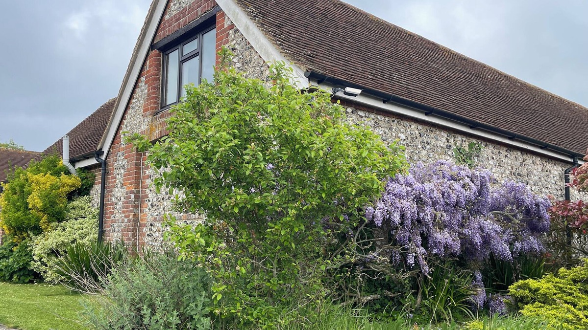 Arundel House | Flint Barn in Arundel With Vaulted Lounge, Private Gardens, new Kitchen, Parking