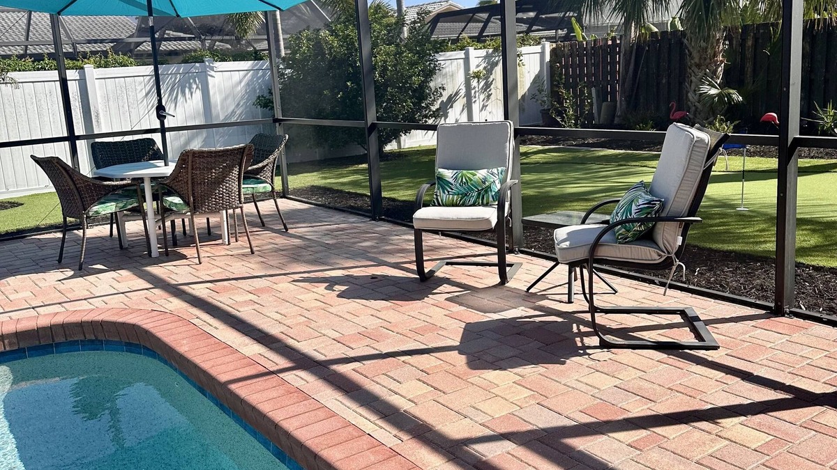 Gulf Gate Woods House | Flip off your Flops at the Faded Oasis!