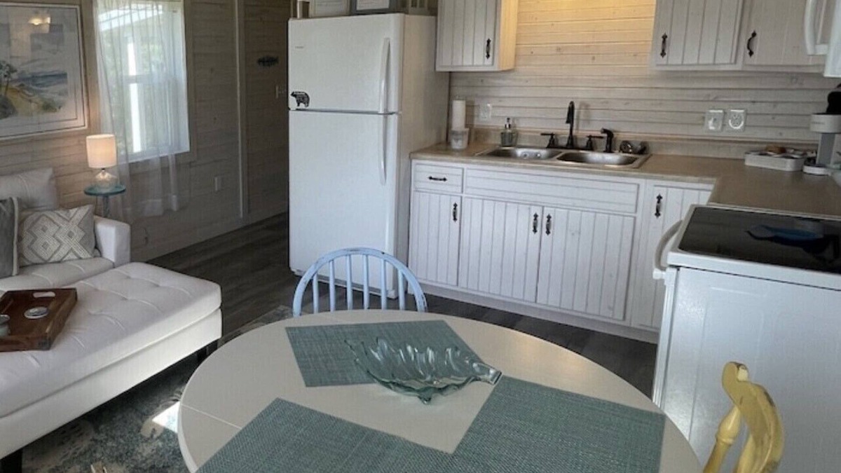 Carrabelle Cottage | “Flipping Flounder” Secluded Cozy Cottage Charm-Near Beach, River, Fishing, Town