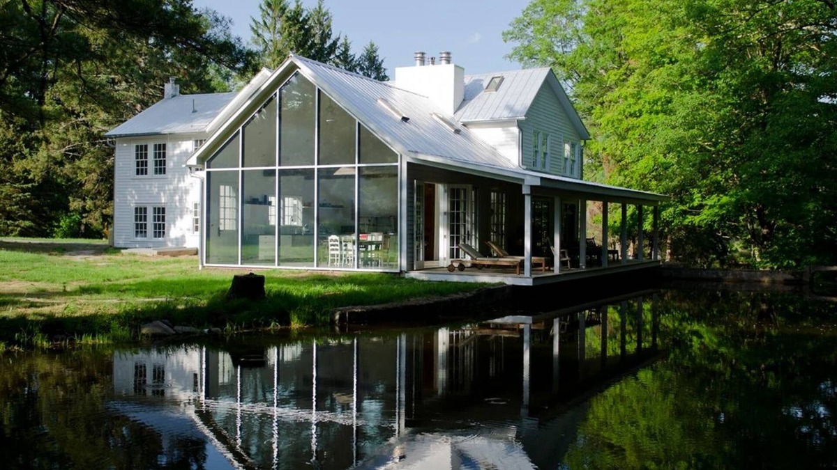 Town of Highland House | Floating Farmhouse