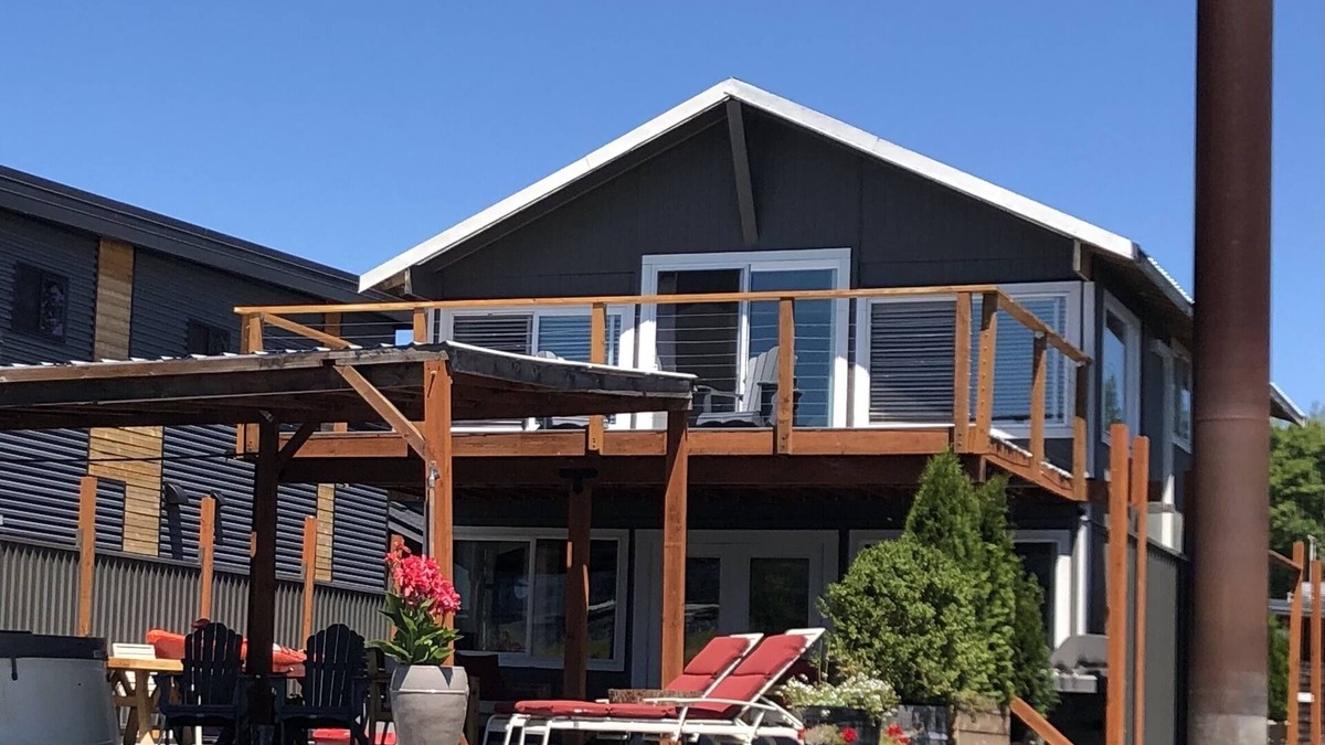 Hayden Island House | Floating home, front row
