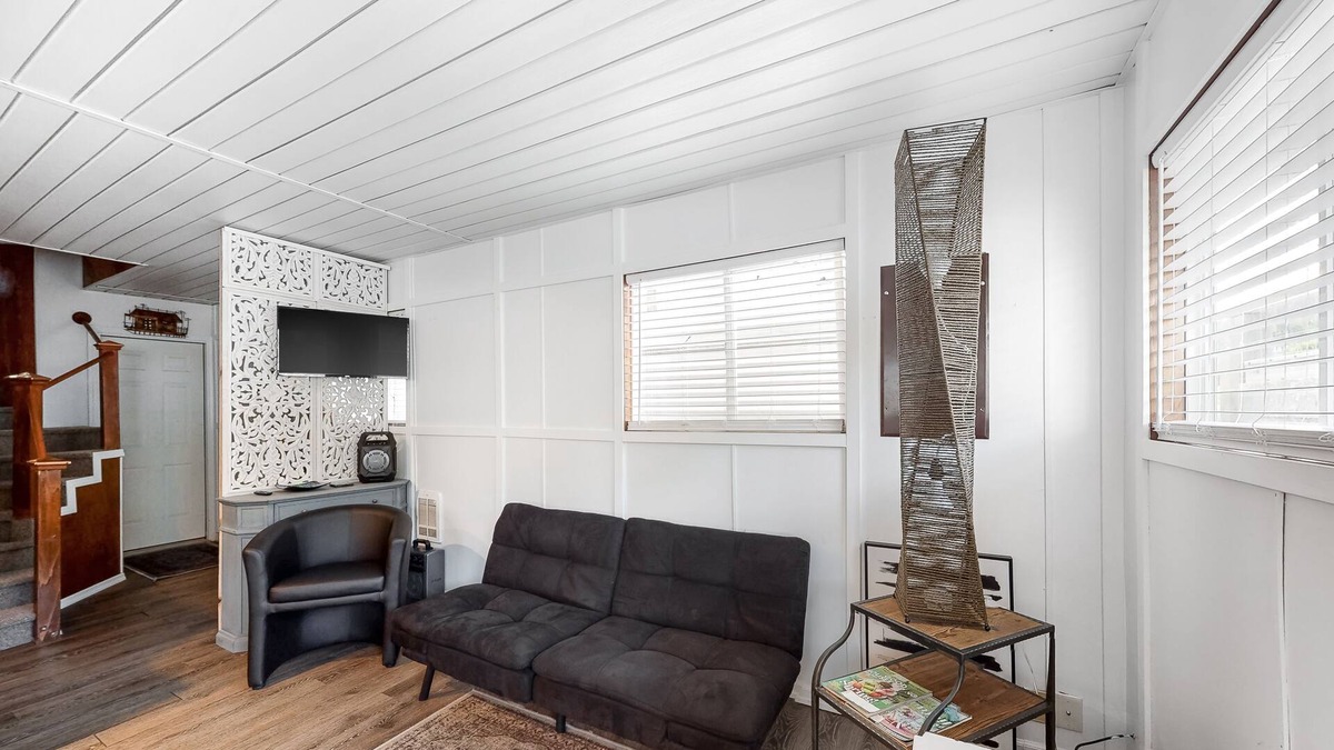 Bayview Boat Rental | Floating Home on the Lake W/Direct Lake Access, Free WiFi and Full Kitchen