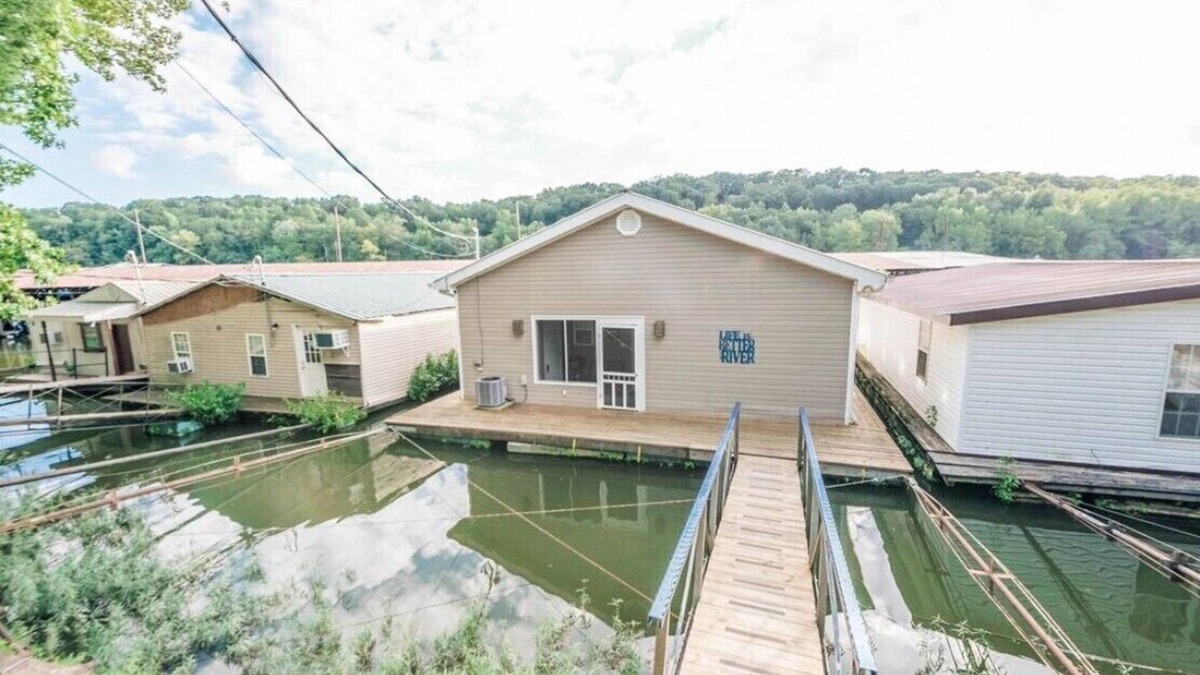 Parsons Boat Rental | Floating house next to boat ramp & marina!