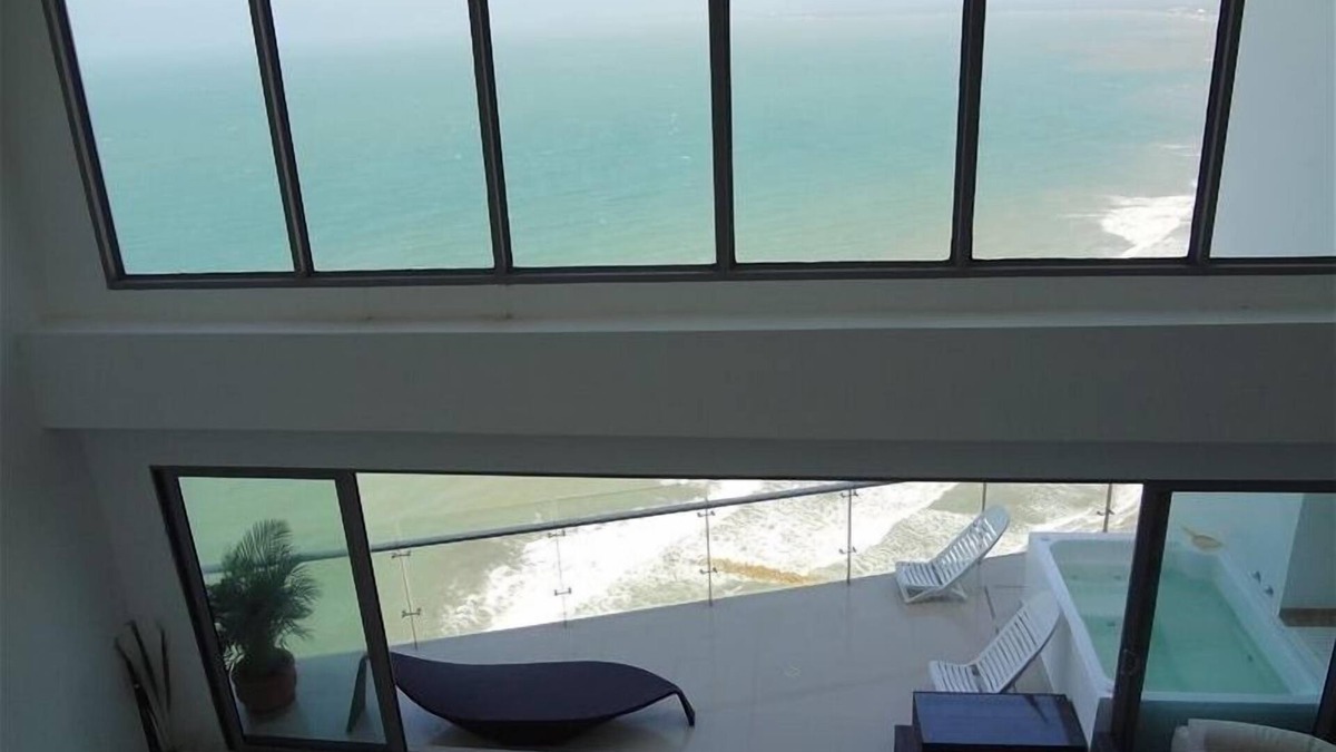 Marbella Apartment | Floating Penthouse Loft/W/Prv Hot Tub !