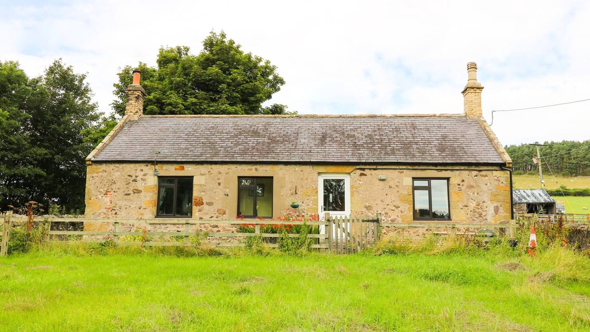 Cornhill on Tweed Cottage | FLODDEN EDGE FARM COTTAGE, pet friendly, with a garden in Milfield