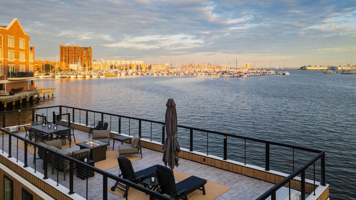 Canton Boat Rental | FLOHOM 12 - Luxe On-Water Retreat in Fells Point