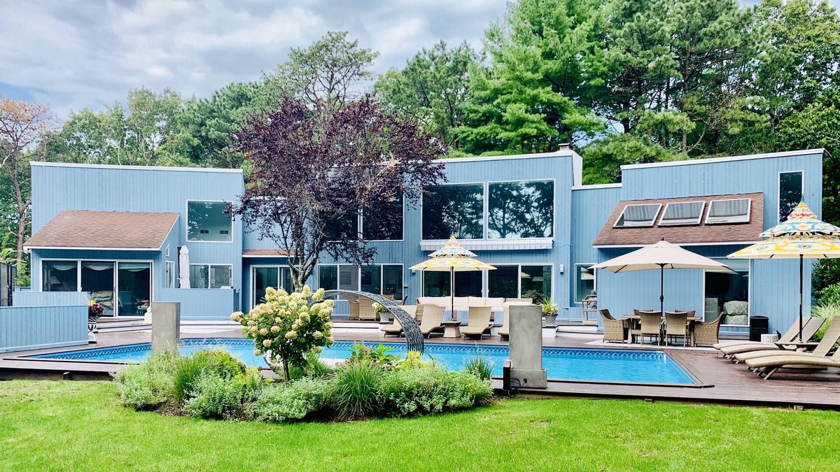 Quogue House | Flooded w/ Sunlight!! 6 Bed 4 Bath with Saltwater Heated Pool & Tennis Court