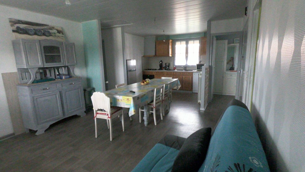 Sainte-Cecile-Plage Apartment | Floor of a detached house, near the beach
