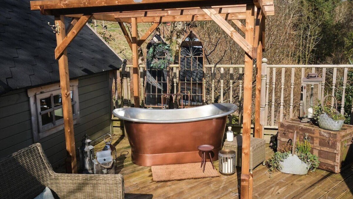 Pontsticill House | Floras Cabin | Outdoor Bath | Unmissable views