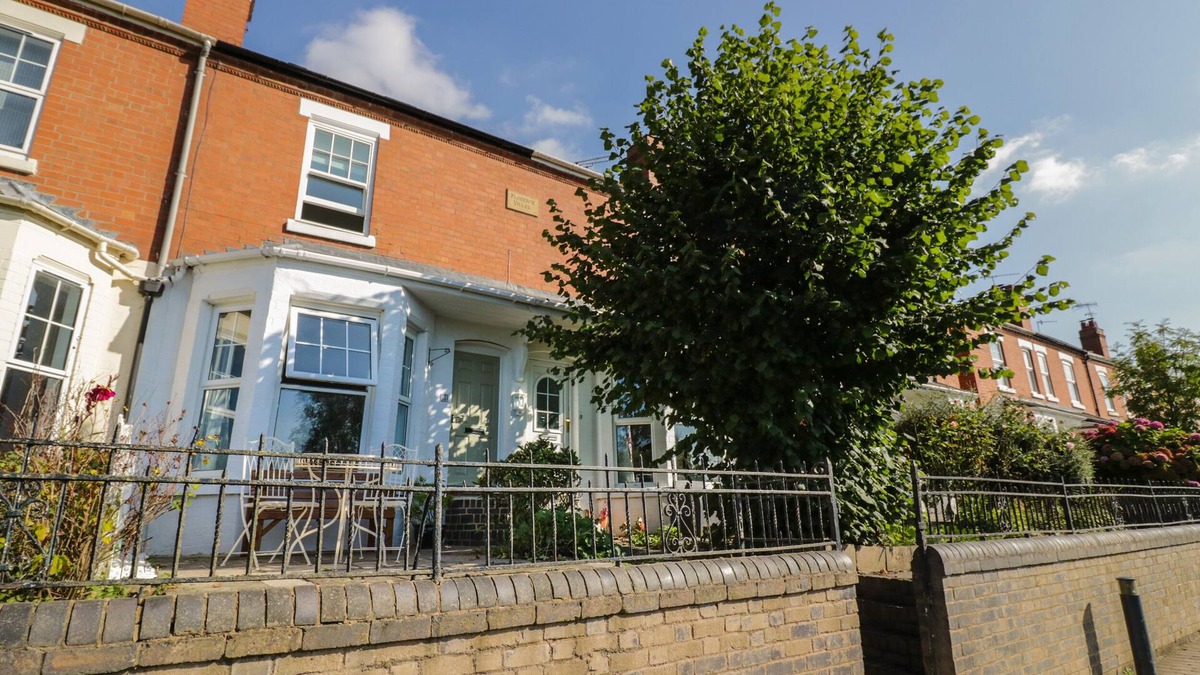 Diglis Cottage | FLORENCE VILLAS, pet friendly, character holiday cottage in Worcester