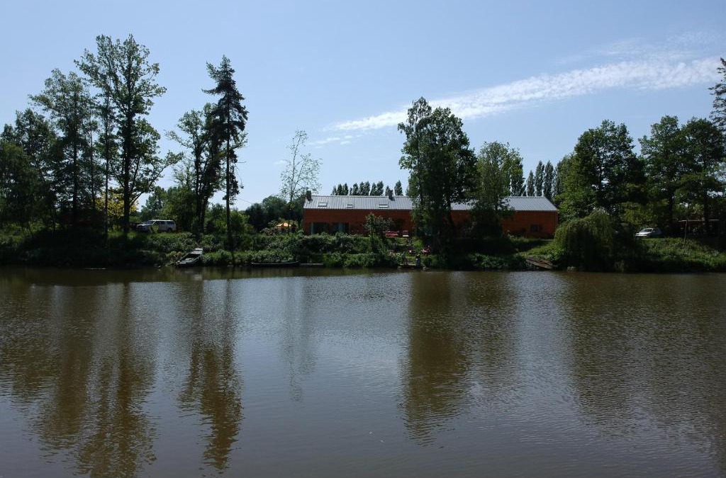 Florennes House | Florennes Gîte neuf 150 M2 devant un grand lac privé de 2 hectares poissonneux au milieu des bois