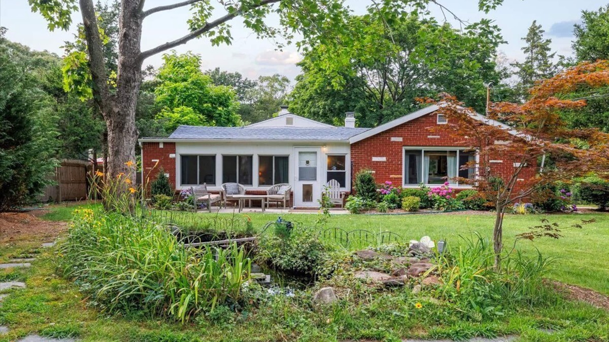 Mattituck House | Floresta House ~ Charming, Cozy, Family Friendly!