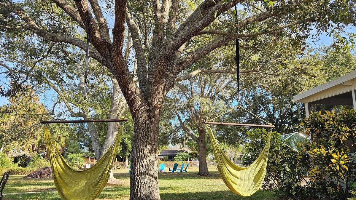 Palmetto Cottage | Florida Charm Minifarm🐓 HotTub-POOL-Chickens! Near I75, I275. Pets, trailers OK