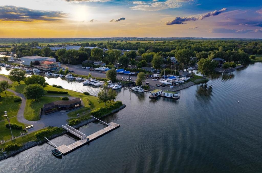 Saint-Paul-de-l'Ile-aux-Noix Hotel | Flotel St-Paul-Ile-Aux-Noix