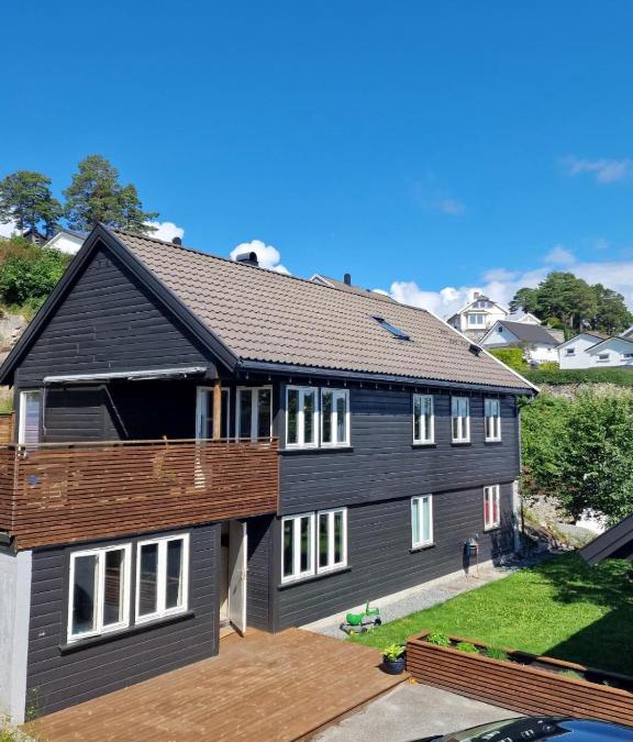 Arendal Villa | Flott enebolig med 4 soverom, 2 bad. Solrik terrasse
