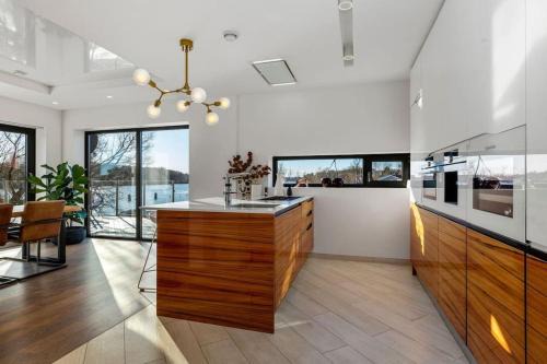 Fredrikstad Villa | Flott moderne hus langs elven!