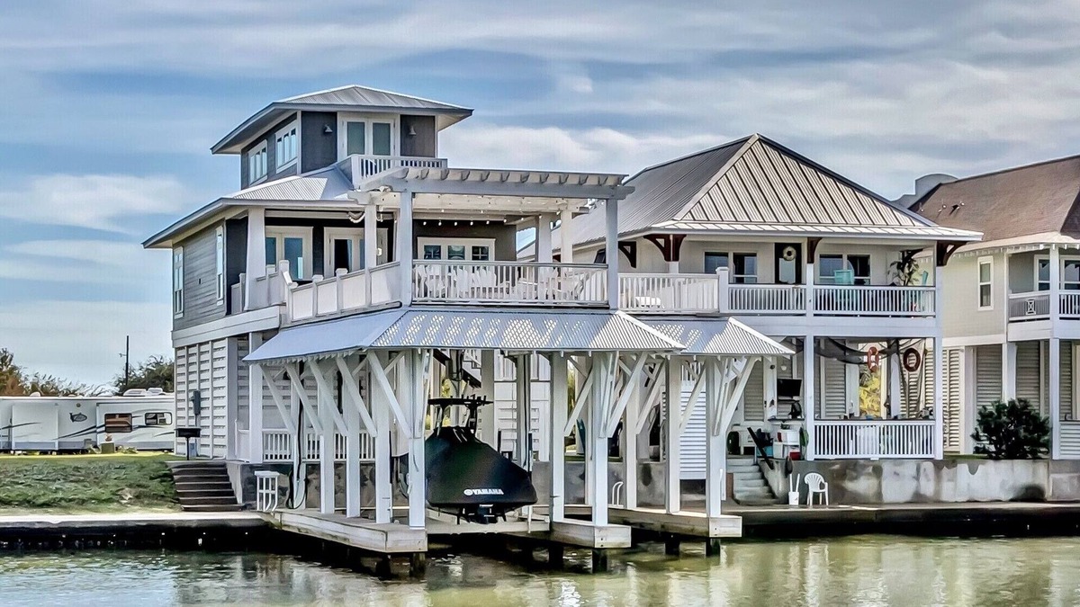 Galveston House | “Flounder Bay” Cheerful 4 bedroom Canal House with Boat Slip!
