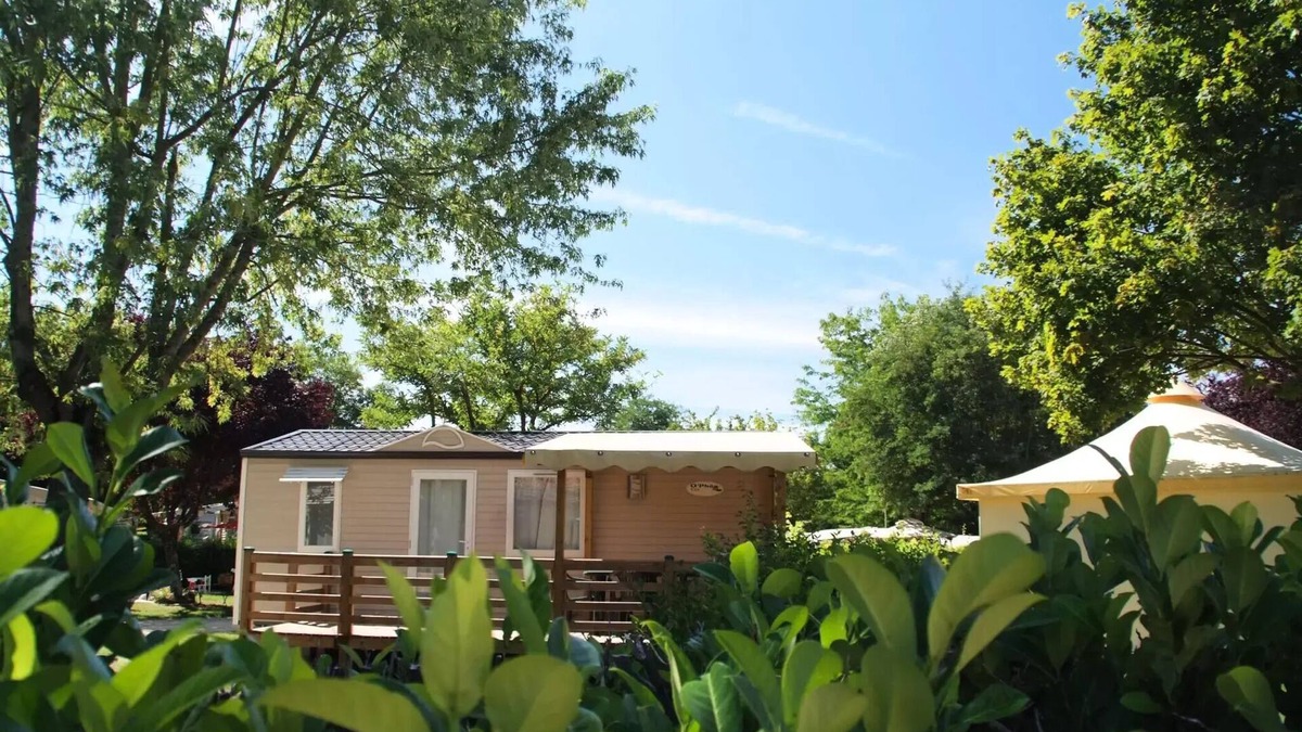 Hauterives House | Flower Camping Le Château * - Mobile home Comfort 27m2 2 bedrooms + covered terrace - without tv-without air conditioning 4 people