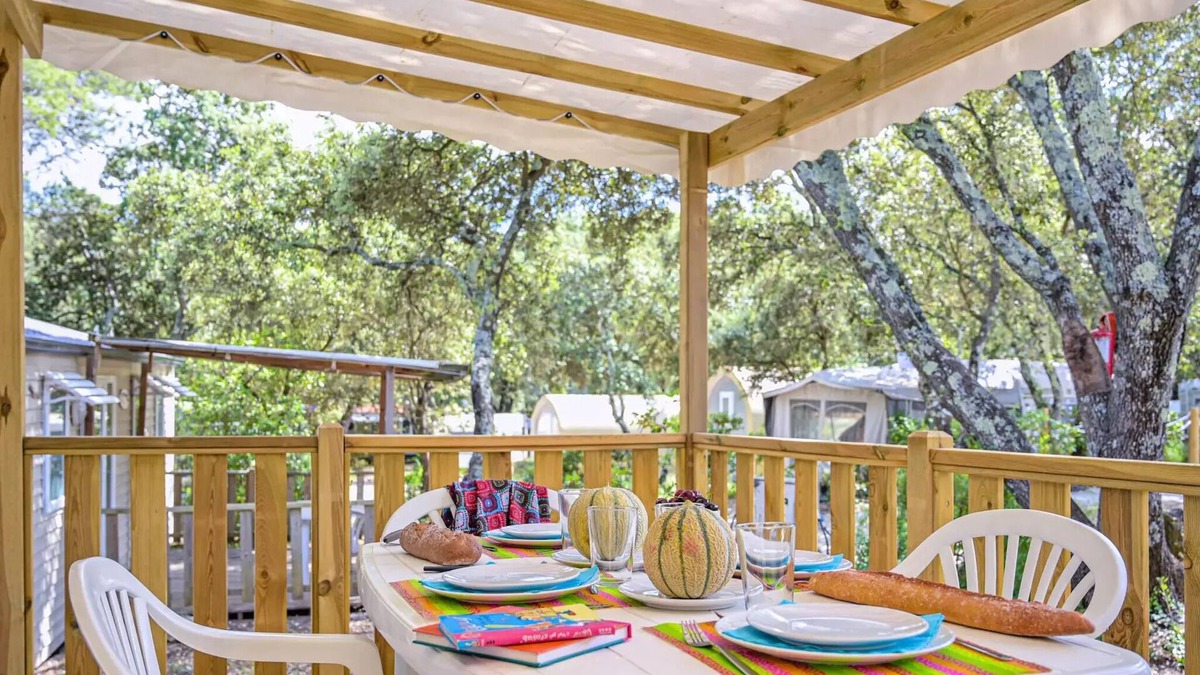 Castries House | Flower Camping le FONDESPIERRE * - Mobil-home Standard - 26m2 (2 bedrooms - air conditioning - TV) covered terrace 4 people
