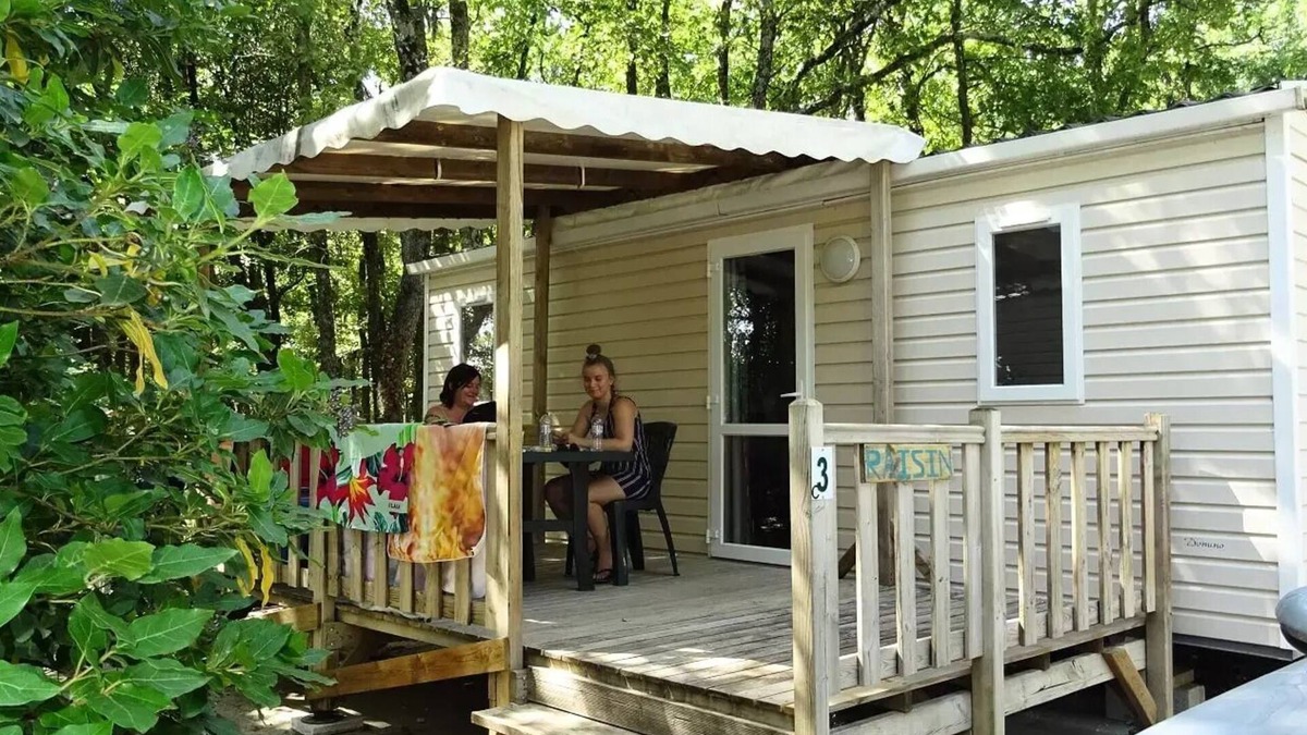 Grignan House | Flower Camping LES TRUFFIERES * - Mobile home Domino STANDARD 24m2 - 2 bedrooms + TV + semi-covered terrace 10m2 4 people