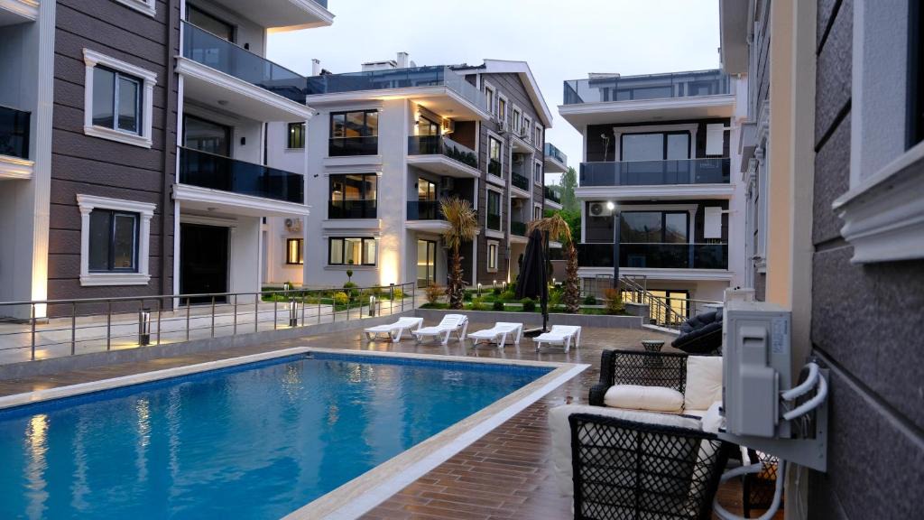Cinarcik Apartment | Flower City Suits