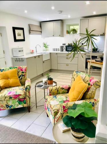 Ludwel House | Flower Cottage by Ludlow Castle with Onsite Parking