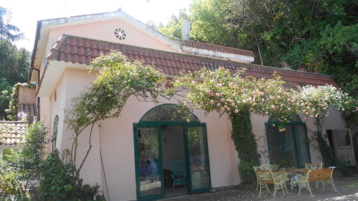 Filacciano Villa | Flowering Orchard - Villa with park, vegetable garden and pool near Rome - Pet friendly