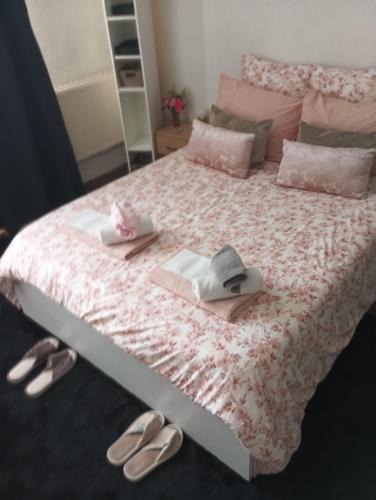 Les Puces de Saint-Ouen House | flowers room au coeur de saint Ouen parking gratuit