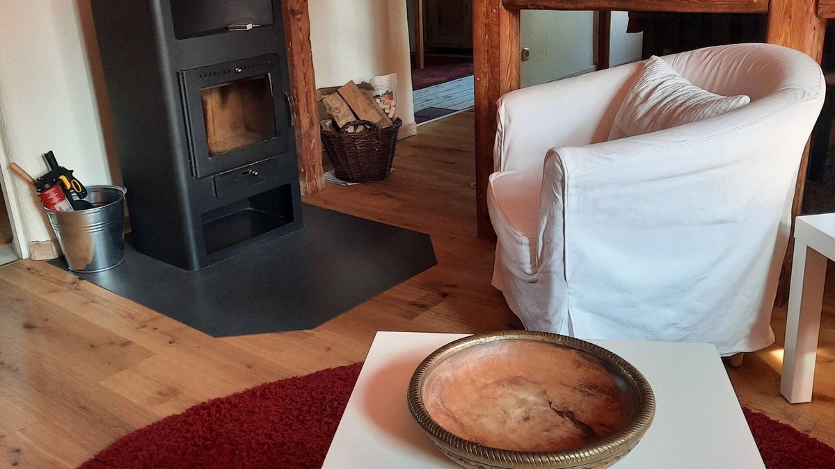 Bleckede Apartment | Flusslandschaft Elbe: Organic vacation apartment with wood-burning stove and garden