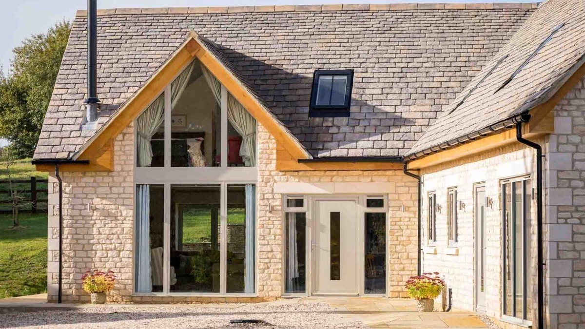 Bourton House | FLYNN'S BARN, family friendly, with open fire in Naunton