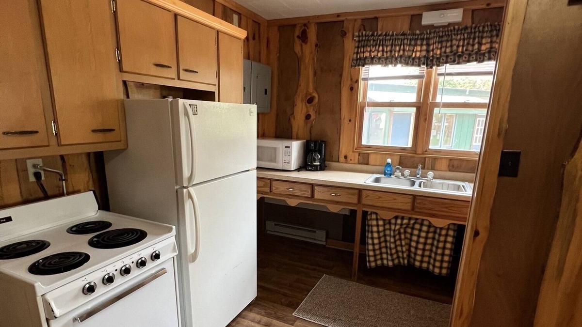 Phillips Cabin | Flyway Resort ‘The Duck Shack’ on Wilson Lake