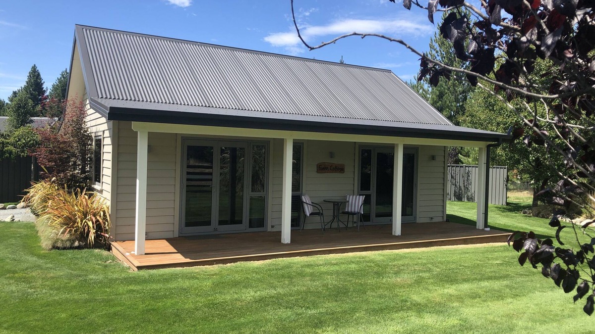 Twizel Cottage | Foehn Cottage (pronounced 'Fern')