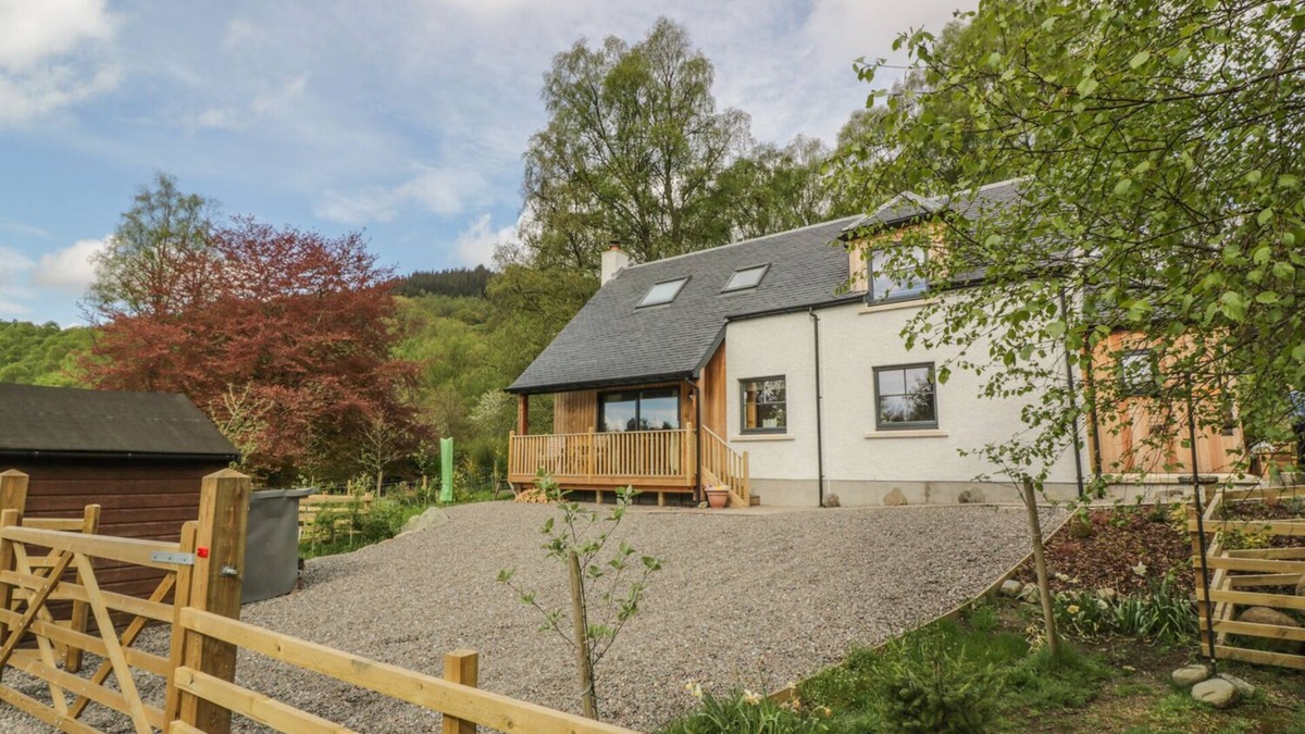Ascog Cottage | FOIS HOUSE, pet friendly, character holiday cottage in Callander
