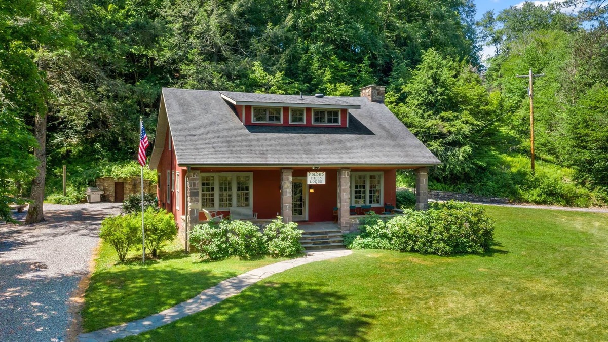 Hyner House | Folded Hills Lodge and Private Park