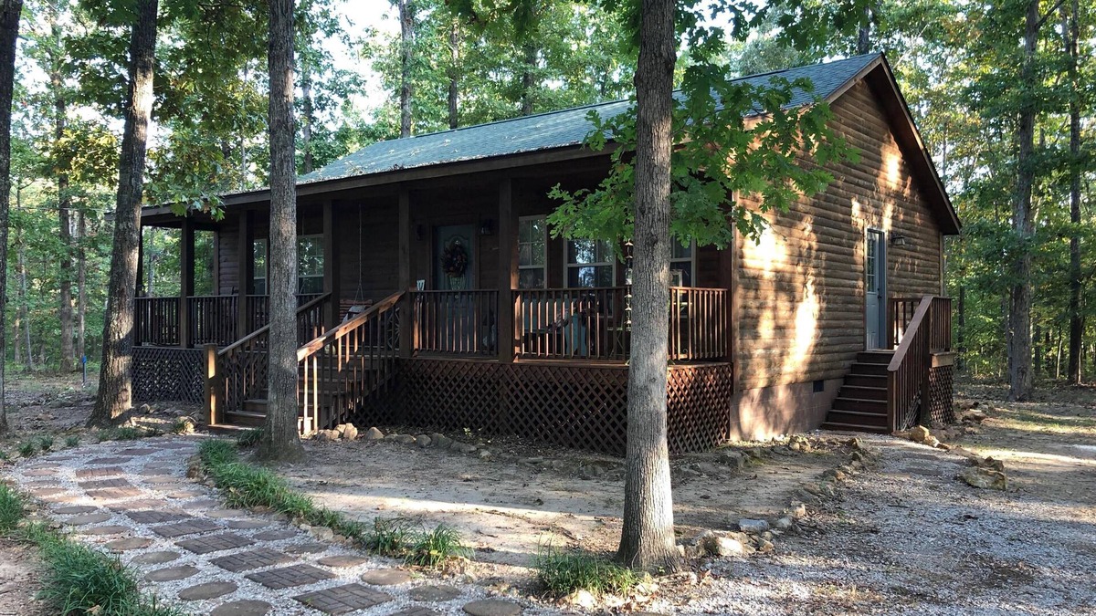 Mountain View Cabin | Folk Cabin! Secluded Modern 2 BR/2 Full Bath Cabin just behind Ozark Folk Center