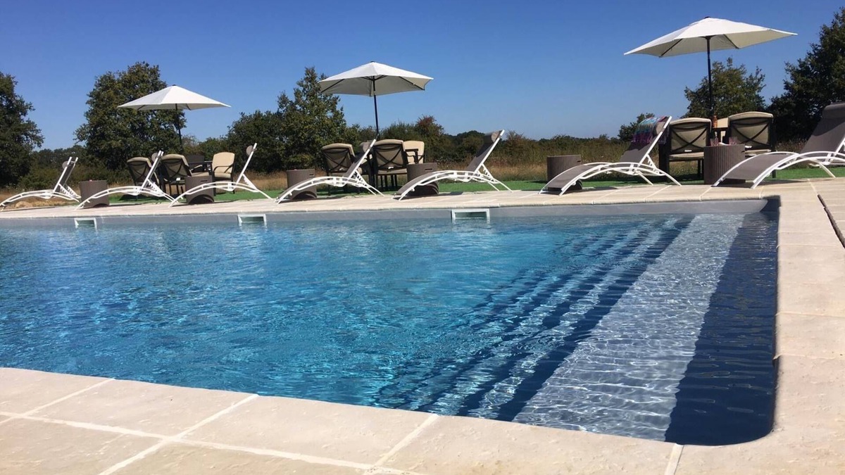 Blond RV Rental | Fonclaire Holidays - Carper's Rest Lake View