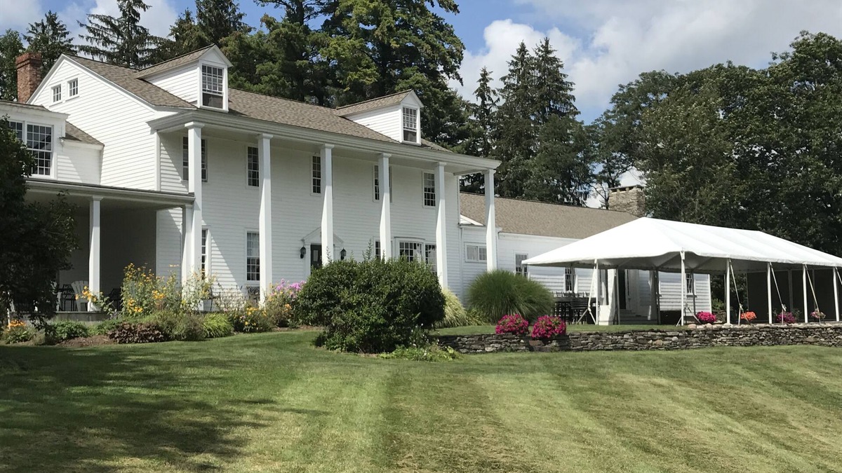 Town of Catharine House | Fontainebleau lakeside B&B with 8 guest rooms, amazing views and gardens.