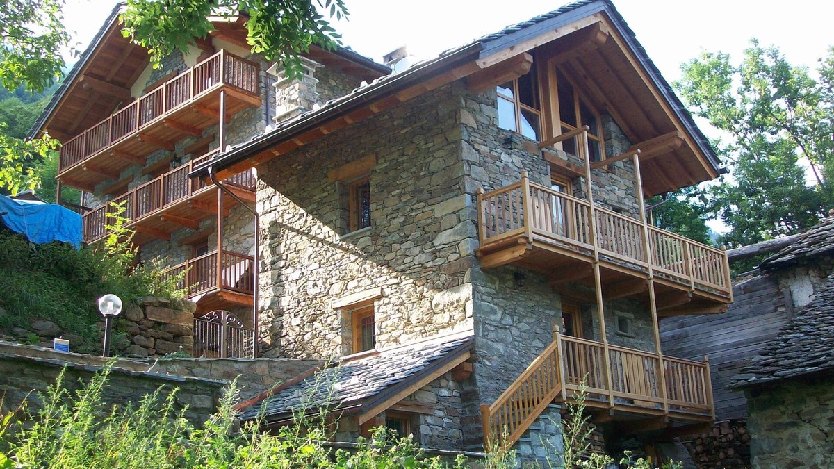 Borney Ski Chalet | Fontainemore: EXPOSED STONE CHALET WALSER